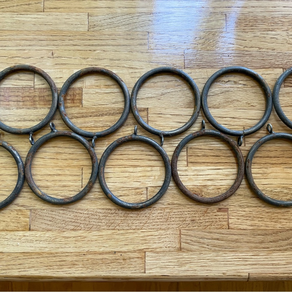 Set of 20 metal rings. With small ring on the top going in opposite direction.